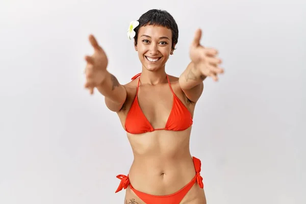Mujer Hispana Joven Con Pelo Corto Vistiendo Bikini Mirando Cámara —  Fotos de Stock