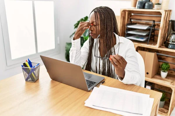 Genç Afrikalı Amerikalı Kadını Ofiste Çok Çalışıyor — Stok fotoğraf