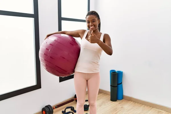 Ung Afrikansk Amerikansk Kvinna Med Flätor Som Håller Pilatesboll Yogarummet — Stockfoto