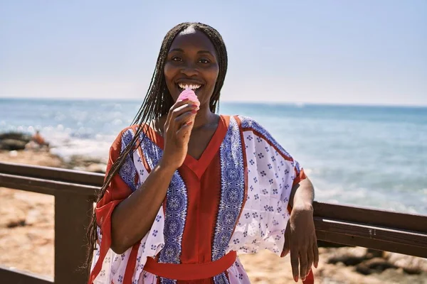 Młoda Afroamerykanka Uśmiechająca Się Szczęśliwa Jedząc Lody Plaży — Zdjęcie stockowe