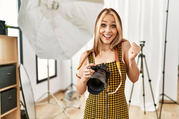 Young Caucasian Photographer Girl Holding Professional Camera Photography Studio Screaming — Stockfoto