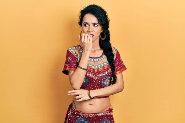 Fiatal Visel Bindi Bollywood Ruházat Úgy Néz Stresszes Ideges Kezét — Stock Fotó