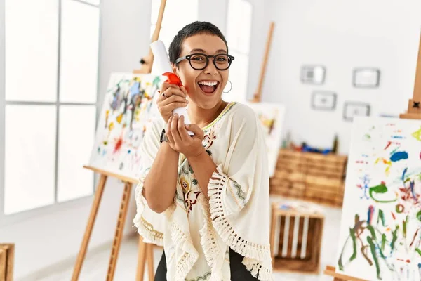 Young Hispanic Woman Smiling Confident Holding Draw Diploma Art Studio — 图库照片