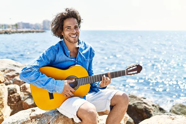 Genç Spanyol Adam Klasik Gitar Çalıyor Plajda Rock Üzerinde Oturuyor — Stok fotoğraf