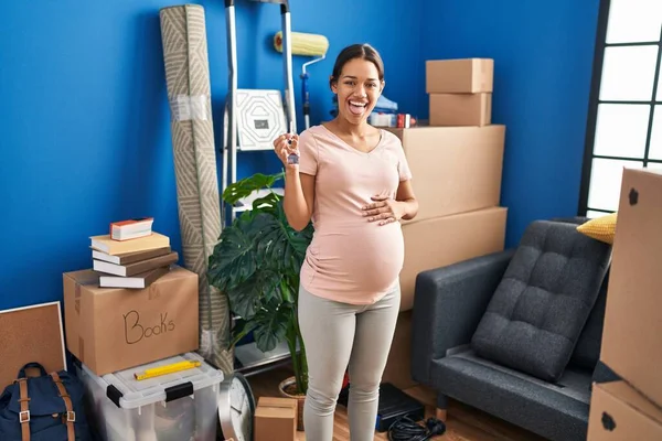 Jonge Zwangere Vrouw Met Sleutels Van Nieuw Huis Steken Tong — Stockfoto