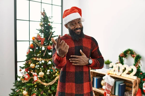 African American Man Wearing Santa Claus Hat Standing Christmas Tree — стоковое фото