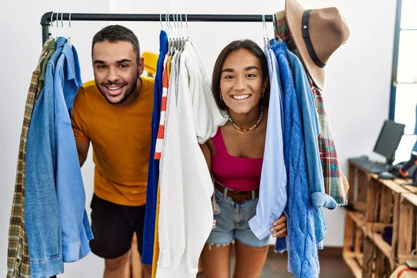Unga Latinska Par Ler Glada Visas Genom Kläder Modebutiken — Stockfoto