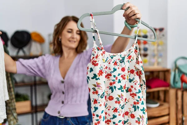 Medelåldern Latinamerikansk Kvinna Ler Säker Shopping Kläder Butik — Stockfoto