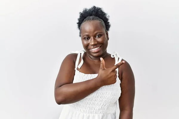Jonge Afrikaanse Vrouw Staande Witte Geïsoleerde Achtergrond Vrolijk Met Een — Stockfoto