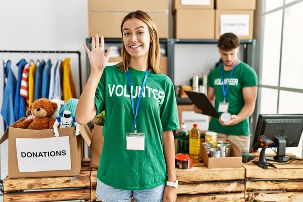 Bağış Standında Gönüllü Tişört Giyen Genç Sarışın Kız Selam Veriyor — Stok fotoğraf