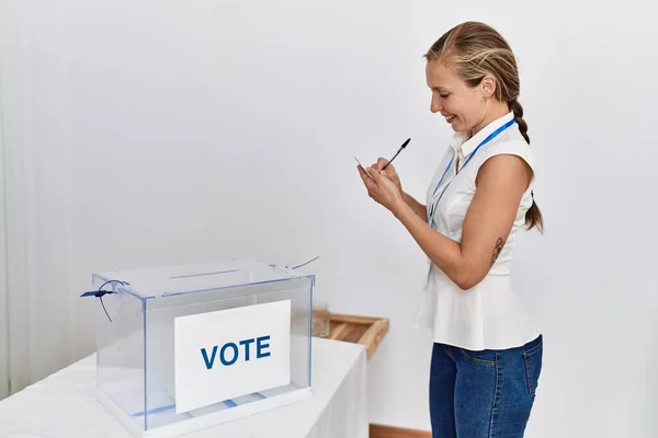 Jovem Caucasiana Sorrindo Voto Confiante Colégio Eleitoral — Fotografia de Stock