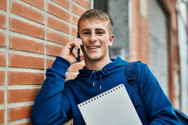Jovem Estudante Loira Conversando Notebook Smartphone Segurando Universidade — Fotografia de Stock