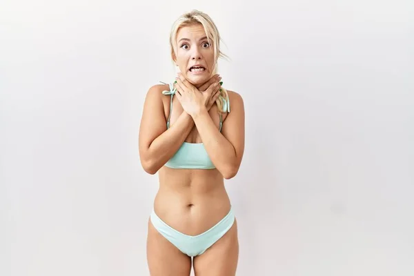 Mujer Caucásica Joven Con Bikini Sobre Fondo Aislado Gritando Sofocado —  Fotos de Stock