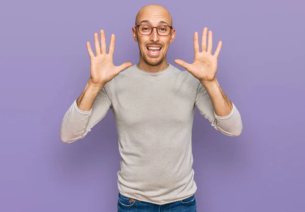 Bald Man Beard Wearing Casual Clothes Glasses Showing Pointing Fingers — Stockfoto