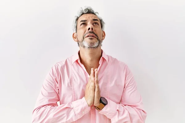 Middle Age Hispanic Man Standing Isolated Background Begging Praying Hands — Stock fotografie
