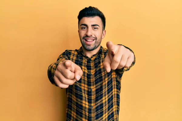 Молодий Іспаномовний Чоловік Повсякденному Одязі Вказує Камеру Пальцями Посміхаючись Позитивно — стокове фото
