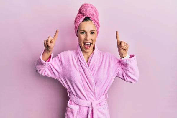 샤워기 모자를 목욕하고 여성이 웃으며 놀라며 손가락으로 가리키며 미소짓고 있습니다 — 스톡 사진