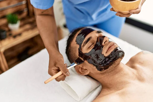 美容センターで顔の治療を受けているラテン人 — ストック写真