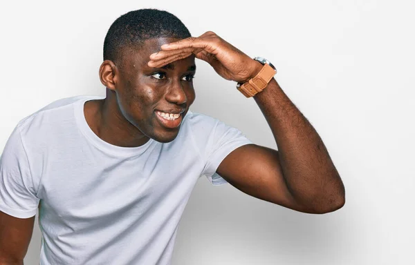 Jovem Afro Americano Vestindo Camisa Branca Casual Muito Feliz Sorrindo — Fotografia de Stock