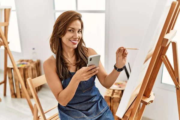 Joven Artista Hispana Sonriendo Feliz Dibujo Estudio Arte — Foto de Stock