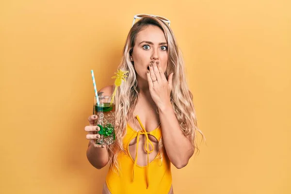 Vacker Ung Blond Kvinna Bär Baddräkt Dricka Tropisk Cocktail Täcker — Stockfoto