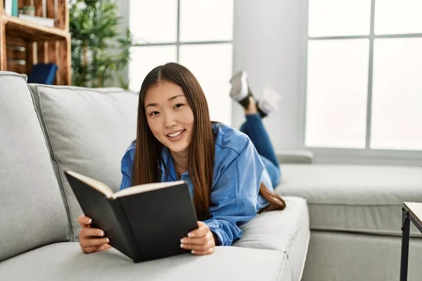 Jeune Fille Chinoise Lecture Livre Couché Sur Canapé Maison — Photo