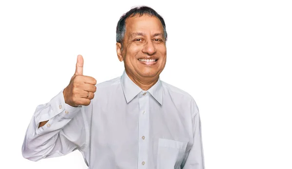 Orta Yaşlı Hintli Bir Adam Günlük Beyaz Gömlek Giyiyor Mutlu — Stok fotoğraf