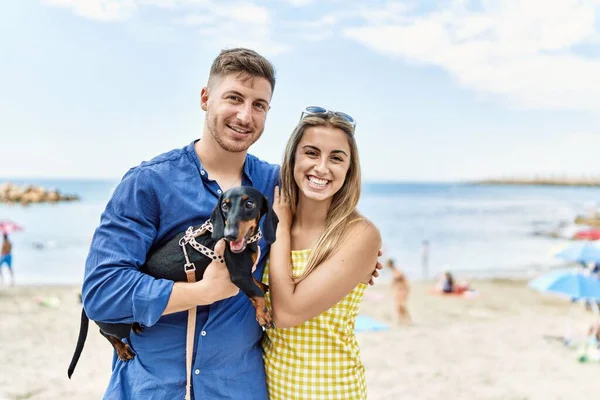 Giovane Coppia Caucasica Sorridente Felice Abbracciare Con Cane Spiaggia — Foto Stock