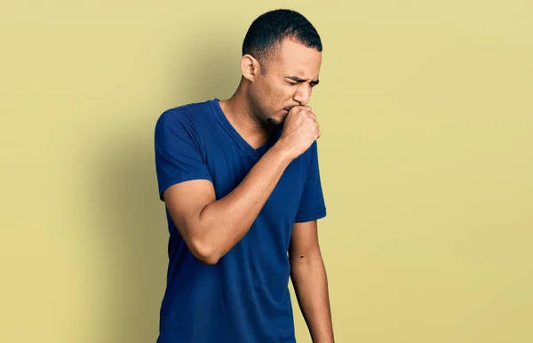 身穿休闲服的年轻的非洲裔美国人感到身体不适 咳嗽是感冒或支气管炎的症状 保健概念 — 图库照片