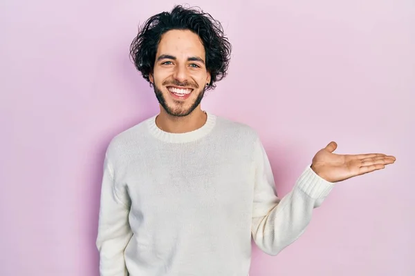 Schöner Hispanischer Mann Lässigem Weißen Pullover Der Fröhlich Lächelt Und — Stockfoto