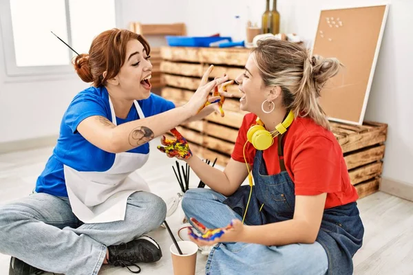 Due Artista Studente Donne Sorridente Felice Pittura Mani Scuola Arte — Foto Stock