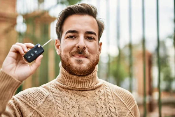 Kafkasyalı Genç Adam Gülümsüyor Elinde Anahtar Arabasıyla Şehirde — Stok fotoğraf