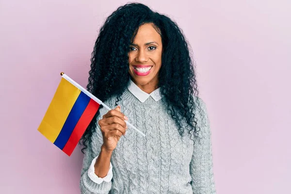Middelbare Leeftijd Afrikaanse Amerikaanse Vrouw Met Colombia Vlag Kijken Positief — Stockfoto