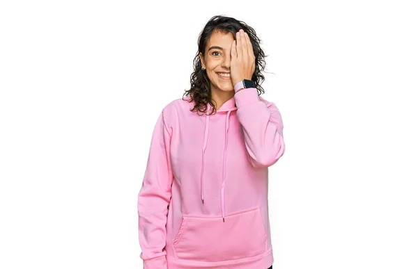 Jonge Spaanse Vrouw Met Casual Sweatshirt Één Oog Met Hand — Stockfoto