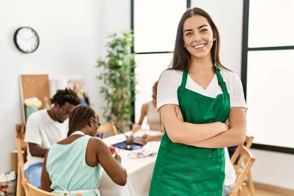 Grupo Pessoas Que Desenha Sentado Mesa Mulher Hispânica Sorrindo Feliz — Fotografia de Stock