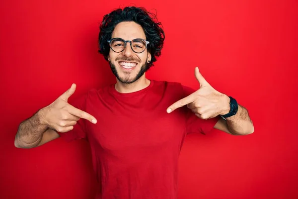 笑顔で自信を持っているシャツや眼鏡を身に着けているハンサムなヒスパニック系の男は 誇りに思って幸せな指で自分自身を指して — ストック写真