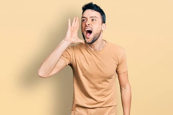 Hombre Hispano Con Barba Vistiendo Camiseta Casual Gritando Gritando Fuerte —  Fotos de Stock