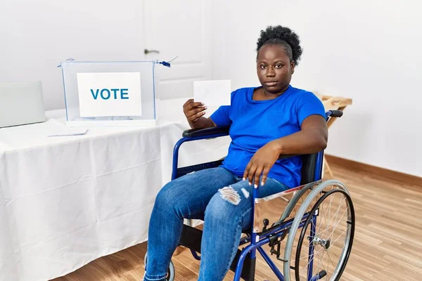 Mujer Africana Joven Sentada Silla Ruedas Votando Poniendo Sobre Las —  Fotos de Stock