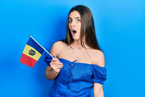 Jong Brunette Tiener Holding Moldova Vlag Bang Verbaasd Met Open — Stockfoto