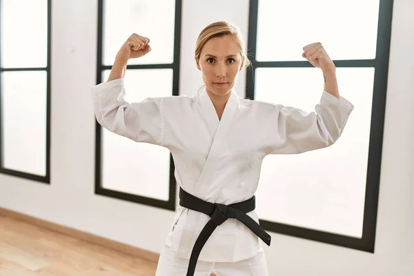 Ung Kaukasiska Kvinna Bär Karate Uniform Gör Makt Gest Med — Stockfoto