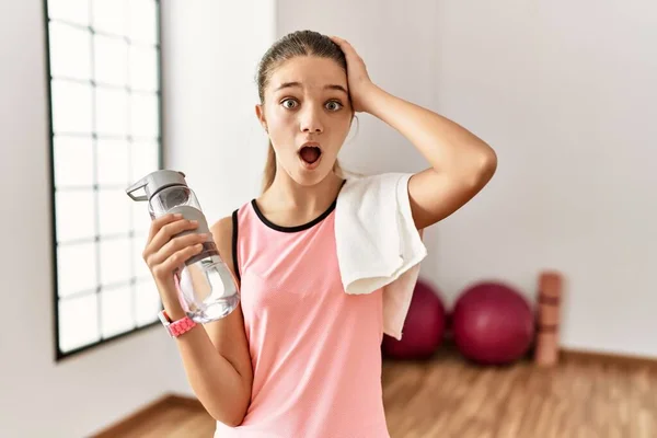 Junge Brünette Teenager Sportbekleidung Halten Wasserflasche Verrückt Und Verängstigt Mit — Stockfoto