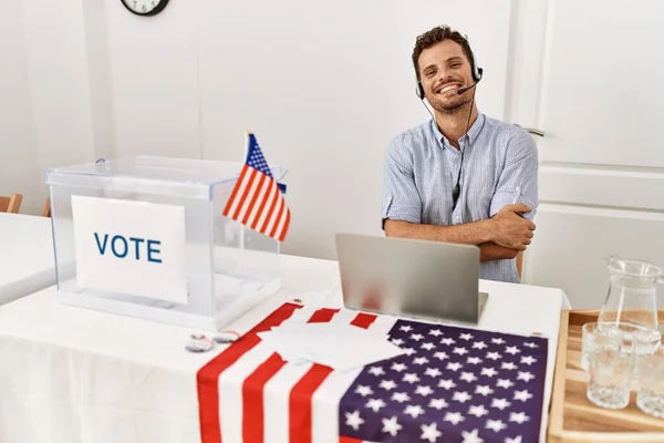 Stilig Ung Man Som Arbetar Politisk Kampanj Bär Operatör Huvudsäte — Stockfoto