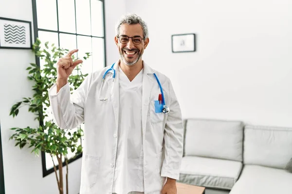 Middle Age Hispanic Man Wearing Doctor Uniform Stethoscope Waiting Room — 图库照片
