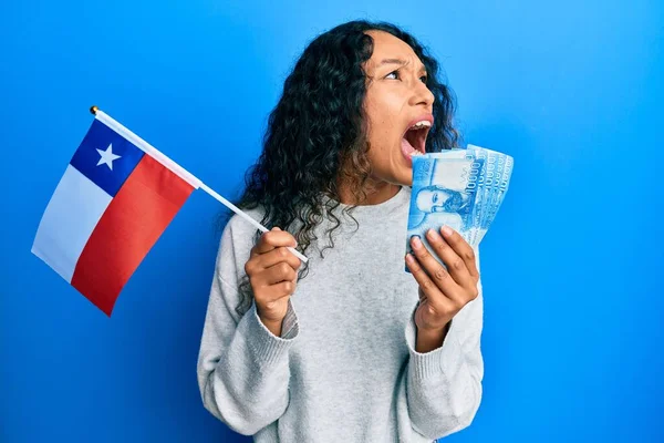 Joven Mujer Latina Sosteniendo Bandera Chile Billetes Chilenos Enojada Loca —  Fotos de Stock