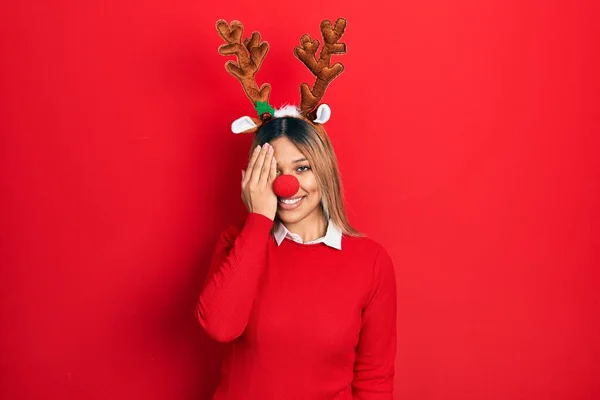 Krásná Hispánská Žena Nosí Jelení Vánoční Klobouk Červený Nos Zakrývající — Stock fotografie