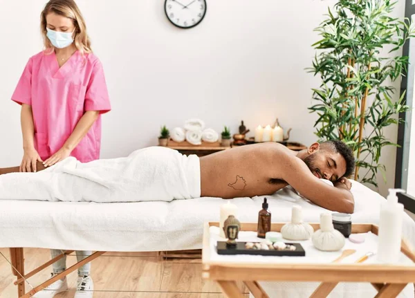Masseur Frau Machen Beine Massage Bis Afrikan Amerikanisch Mann Bei — Stockfoto