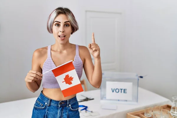 Jeune Belle Femme Élection Campagne Politique Tenant Drapeau Canada Surpris — Photo