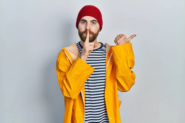 Hombre Caucásico Con Barba Vistiendo Impermeable Amarillo Pidiendo Estar Callado —  Fotos de Stock