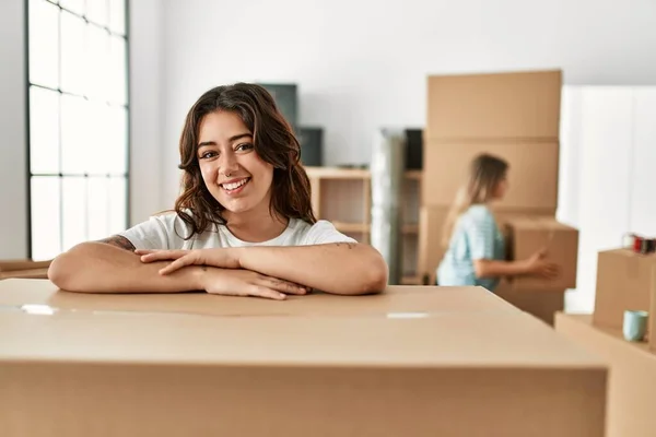 Young Woman Smiling Happy Leaning Cardboard New Home — Stock Photo, Image