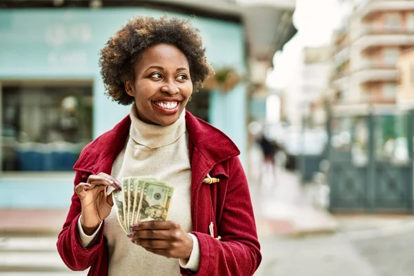 Mladá Africká Americká Žena Držící Dolarové Bankovky Městě — Stock fotografie